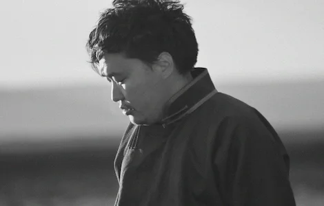 创意总监 Batzorig Regen 在他的工作室里